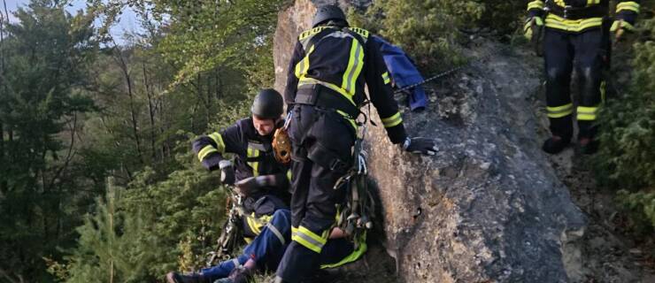 Vier Stadtteile üben Pendelverkehr und Rettung aus schwierigem Gelände am Langen Stein in Ober-Werbe