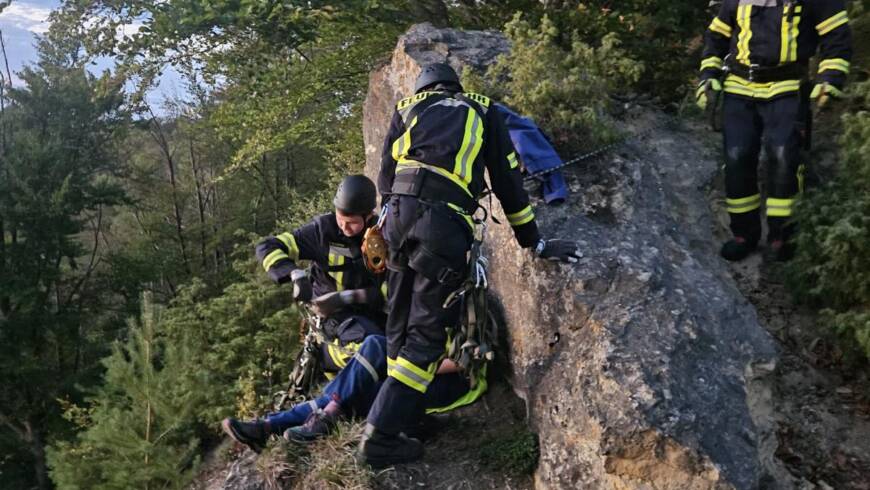 Vier Stadtteile üben Pendelverkehr und Rettung aus schwierigem Gelände am Langen Stein in Ober-Werbe