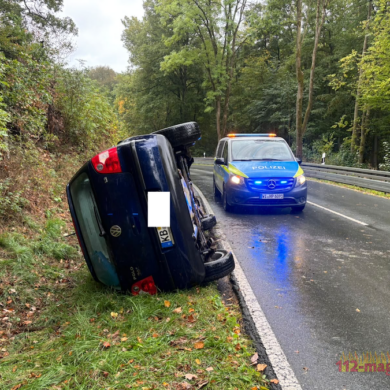 Verkehrsunfall PKW auf Seite, eingeschlossene Person