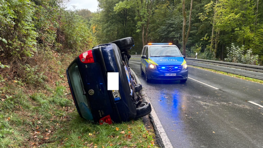 Verkehrsunfall PKW auf Seite, eingeschlossene Person